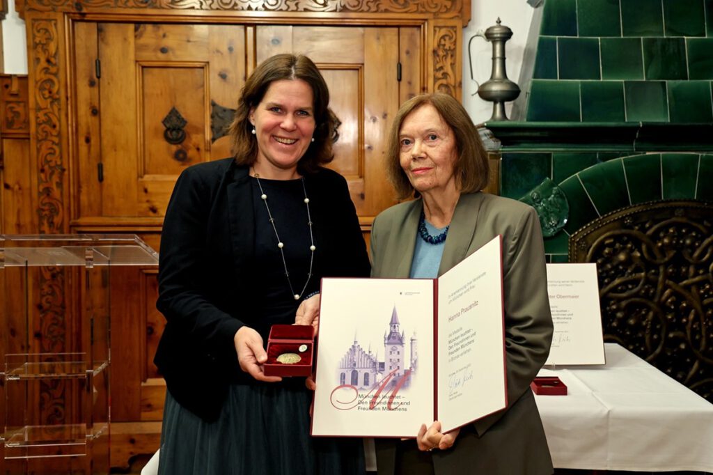 Bürgermeisterin Verena Dietl überreicht Hanna Prausnitz die Medaille „München leuchtet – Den Freundinnen und Freunden Münchens“ (Foto: Michael Nagy/Presseamt)